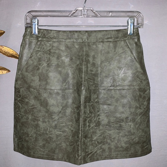 LF Mint Vanilla Vegan Leather Mini Skirt - Size 8 - Picture 2 of 6